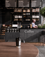 Aménagement intérieur de café minimaliste, mobilier de boutique, meubles en bois et en verre personnalisés, présentoirs et équipements pour café.