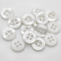 Kancing Kemeja Pria Ramah Lingkungan Berbahan Resin/Poliester dengan Ukiran dan Huruf Nama Merek Kustom