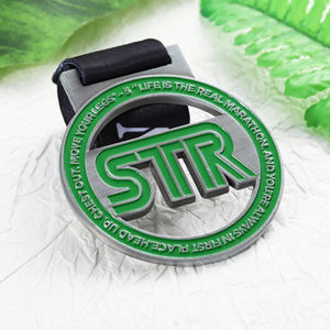 เหรียญมาราธอนโลหะแบบกำหนดเองพร้อมโลโก้ STR แบบเจาะลาย สำหรับงานกีฬาและของขวัญ - Product Image 1
