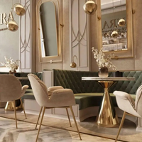 Ensemble de mobilier de café commercial : banquette en velours capitonné, base dorée, table à manger en marbre, chaises de salle à manger de luxe