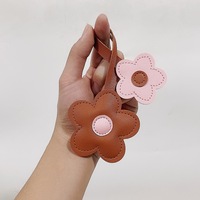 Porte-clés élégant à double couche avec pendentif floral en forme de fleur en cuir PU, joli breloque de sac pour cadeaux