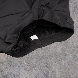 Pantalon de survêtement en polyester à rayures et jambes larges surdimensionné en gros Pantalon de survêtement en nylon pour hommes avec impression de logo personnalisé - Product Image 4