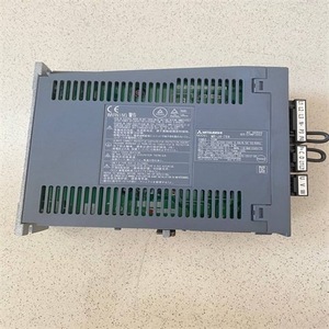 Amplificateur servo Mitsubishi Mr J4 70a AC 230 V, pilote de moteur industriel métallique - Product Image 3