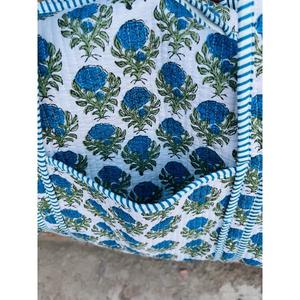 Couette Kantha en coton imprimé à la main avec des couches naturelles douces et des points de couture artistiques, conçue pour rehausser le confort - Product Image 4