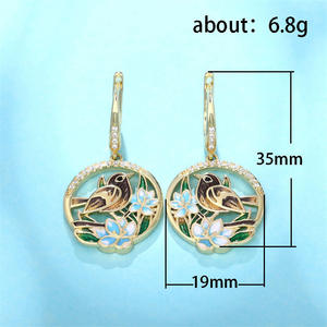 Boucles d'oreilles pendantes Fleur d'oiseau dorée en or massif 18 carats avec sertissage clos de diamants, bijoux raffinés pour femme, à porter au quotidien - Product Image 5