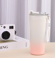 Gobelets sous vide isolés à la mode de 550ml Tasse de sport de plein air Tasse à café de voyage Tasse à double paroi 304 avec couvercle anti-fuite