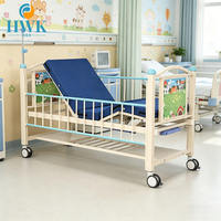 Lit médical pédiatrique pour patients hospitalisés avec barrières de sécurité rabattables et rangement sous le lit pour les postes de soins des enfants
