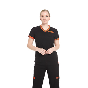 Tenues d'uniformes médicaux personnalisées OEM à imprimés africains pour femmes, hauts de blouse à manches courtes et col en V, pantalons cargo à jambe droite, ensembles deux pièces - Product Image 1