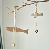Décoration murale en bois de hêtre sculpté à la main en forme de poisson avec clochette pour portes ou fenêtres