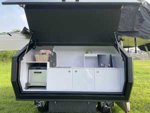 Ecocampor Petite caravane teardrop tout-terrain Mini camping-car Caravane avec cuisine arrière et réfrigérateur - Product Image 5