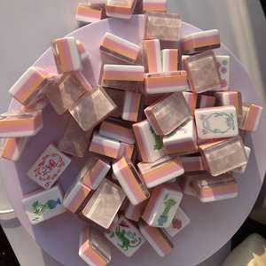 ชุดไพ่นกกระจอกมุก มิสมะจอง พร้อมอะคริลิกลายริ้วสีชมพูมุก สำหรับ 4 ผู้เล่น เป็นมิตรกับสิ่งแวดล้อม เกมไพ่นกกระจอกแบบอเมริกันสำหรับค่ำคืนแห่งการเล่นเกม - Product Image 1