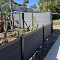 Puerta y Valla de WPC, Panel Personalizable con Poste de Aluminio, Diseño Moderno para Exteriores de Viviendas, Fácil de Instalar