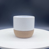 Bougie parfumée à faible teneur en carbone pour la protection de l'environnement dans un pot à bougie en céramique avec base en liège naturel et couvercle en bambou