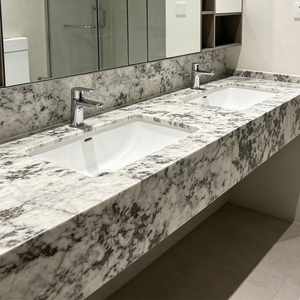 Dalle de granit blanc Alaska naturel poli UNION Premium moderne, découpée sur mesure, légère et durable pour cuisine et salle de bain - Product Image 3