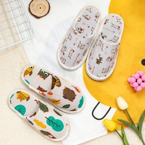 شباشب أطفال محمولة فاخرة من القطن والكتان بتصميم كرتوني لغرفة العائلة، شباشب فندقية يمكن التخلص منها، مضادة للانزلاق بقاعدة سميكة لرياض الأطفال - Product Image 5