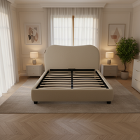 Tête de lit ondulée de style transitionnel, lit en tissu bouclé blanc, cadre de lit en tissu Teddy pour chambre à coucher