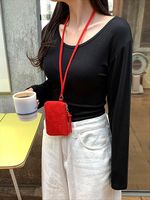 Sac mini tendance à imprimé léopard : petite pochette carrée chic en daim pour rouge à lèvres et essentiels. Sac bandoulière polyvalent pour l'automne.