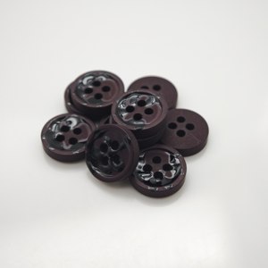 Botones Redondos de Resina con 4 Agujeros, Color Ciruela Negro con Esmalte, Ecológicos y Certificados Oeko-Tex para Fabricantes de Ropa, Venta al Por Mayor - Product Image 5