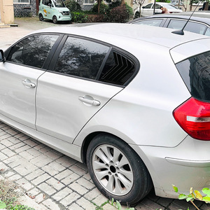 Film pour vitres triangulaires BMW Série 1 E87, texture carbone noir piano, protection de la vie privée, autocollants adhésifs pour voiture, 2005-2011 - Product Image 1