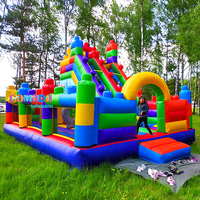 Château gonflable commercial à thème blocs de construction Castle Slide Playland avec toboggan et zone de saut