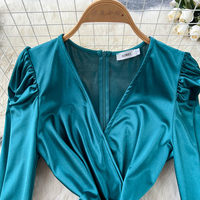 Robe élégante pour femme WIWT, col en V, manches longues, en satin, décontractée, taille torsadée, froncée, fendue, moulante, mi-longue, pour les fêtes et le quotidien