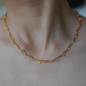 قلادة فرنسية رومانسية مزينة بالأحجار الكريمة - مطلية بالذهب عيار 18 قيراط من الفولاذ المقاوم للصدأ، أحجار كريمة متعددة الألوان، مجوهرات أنيقة بتصميم فني طبيعي وعتيق - Product Image 3