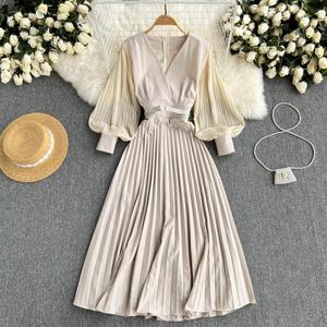 Robe longue plissée vintage à manches longues, col en V élégant, à lacets, taille ajustée, effet amincissant, modèle très prisé - Product Image 2
