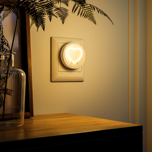 Veilleuse LED à brancher, très vendue, avec capteur de lumière, blanc chaud 2700K, économie d'énergie, forme cœur, pour chambre et couloir - Product Image 1