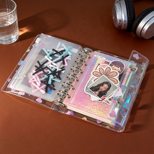 Carnet de notes A6/A7 holographique en forme de cœur, nouveau design, faible quantité minimale de commande, en PVC transparent, rechargeable à 6 anneaux, avec 2 boutons-pression et système d'enveloppes pour espèces - Product Image 4