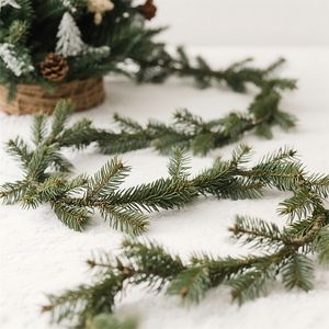 <span class=keywords><strong>Guirlande</strong></span> <span class=keywords><strong>de</strong></span> Noël en pin artificiel en gros pour la décoration d'escaliers, <span class=keywords><strong>de</strong></span> cheminées et <span class=keywords><strong>de</strong></span> portes – Fournisseur <span class=keywords><strong>de</strong></span> décorations <span class=keywords><strong>de</strong></span> maison pour les fêtes - Product Image 1