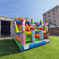 Structure gonflable Joker 7x4x6m, thème clown, écologique, couleur personnalisée, pour intérieur/extérieur, parc urbain, château gonflable avec toboggan en PVC