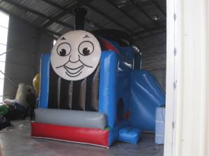 Château gonflable combiné Tête de train pour la location commerciale - Product Image 1