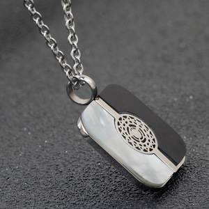 Collier pendentif en acier inoxydable Yin Yang noir et blanc géométrique pour femmes, à porter au quotidien - Product Image 2