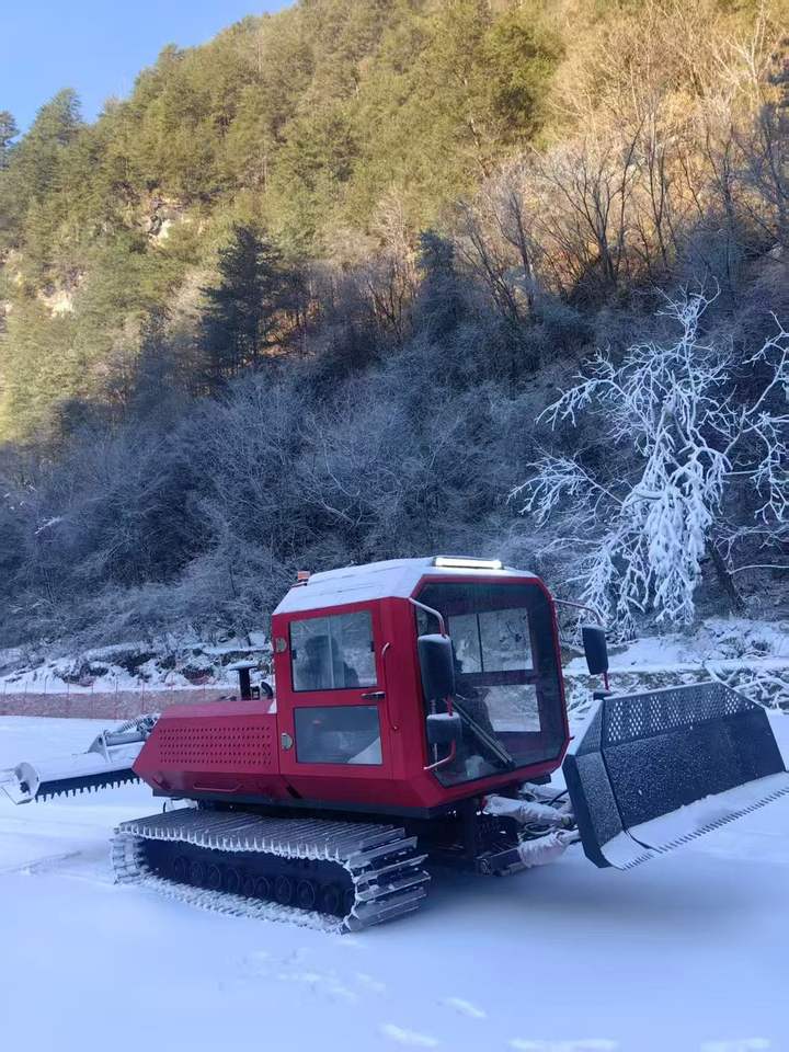 Crawler Snow Groomer Ski Resort Slope Grooming Machine Ice Snow Site ...