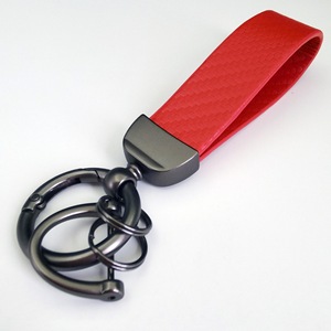 Porte-clés de voiture en cuir et fibre de carbone de haute qualité, cadeau pour femme en métal rouge avec style tendance, fabriqué en alliage de zinc - Product Image 1