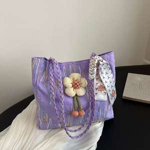 Sac de grande capacité brodé de graffiti avec décorations de jouets 3D pour femmes - Product Image 1