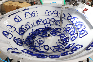 Máy Chèn Tay Cầm 5L 10L Tự Động Máy Dán Tay Cầm Chai PET Kiểm Tra Dầu Nước Máy Chèn Vòng Tay Áo - Product Image 2