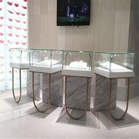 Vitrines murales de style européen symétriques blanches pour bijouterie, conception personnalisée pour toute la boutique, avec îlot central