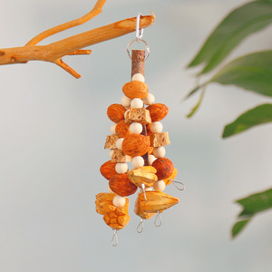 ของเล่นนกแก้วที่ทำจากไม้สำหรับการงอกของถั่วผลไม้ฝักข้าวโพดโคนต้นสนจุกสำหรับเคี้ยวอุปกรณ์เพื่อบรรเทาความเบื่อ - Product Image 4