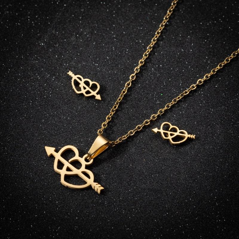 Flèche à travers l'or coeur