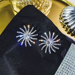 Pendientes de Diamantes para Mujer, Elegantes y Lujosos, Diseño de Girasol, Estilo Europeo Americano, Exagerados, de Aleación de Zinc Dorada, con Engaste de Bisel - Product Image 3