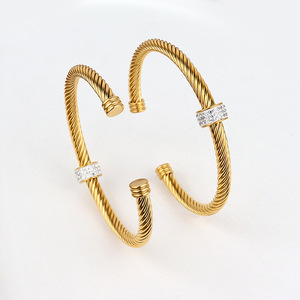 Pulsera de Cadena Trenzada Unisex Más Vendida, Chapada en Oro, Acero Inoxidable, Cierre de Langosta, Brazaletes de Moda Europeos y Estadounidenses, Top Unisex - Product Image 1