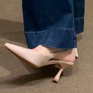 Chaussures à talons hauts en velours rétro avec bout rond et bande élastique pour femmes, idéales pour les soirées à thème vintage et le port quotidien - Product Image 2