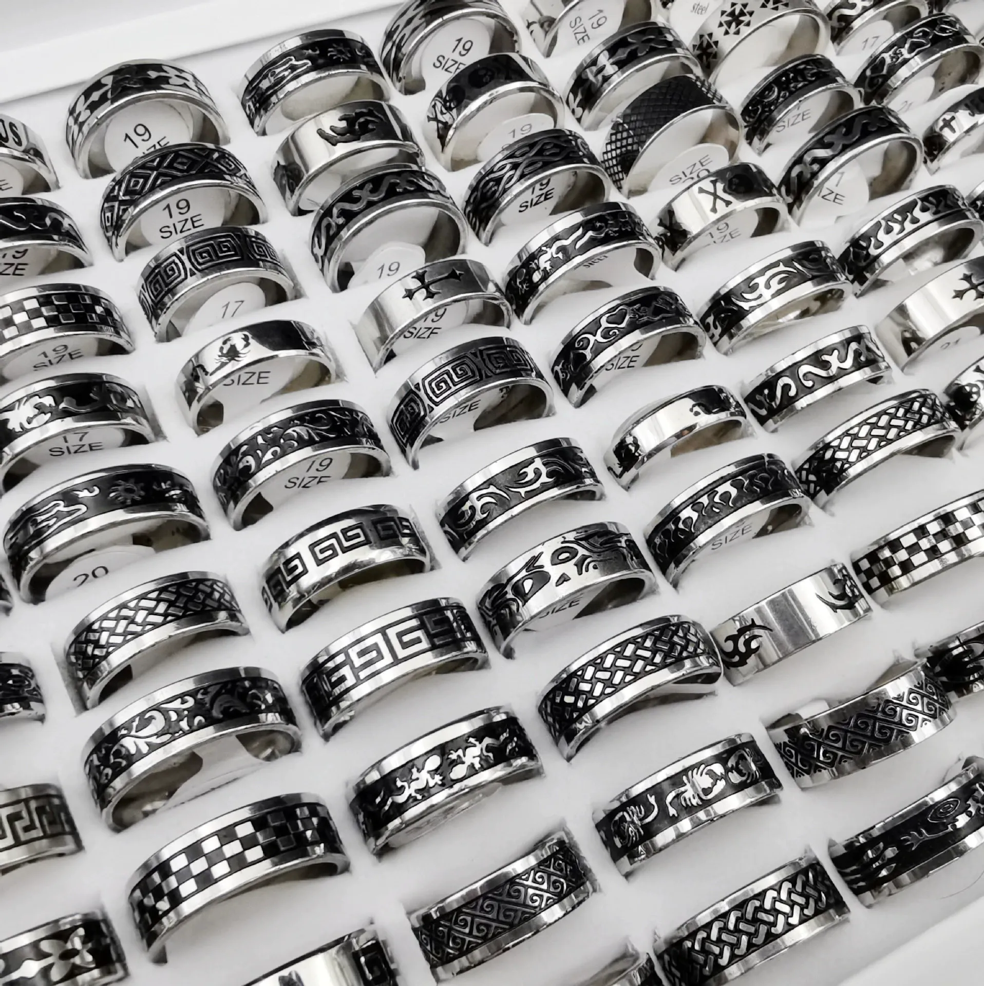 2023 vente en gros pas cher bagues mixtes types de taille aléatoire bagues de bijoux en acier inoxydable pour hommes et femmes