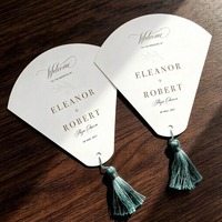 Individuelle fächerförmige Hochzeits-Willkommenskarte mit passender Quaste für Outdoor-Hochzeiten als Gastgeschenk & Tischdekoration