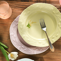 Services à dîner en porcelaine exquis sur mesure, motif de tulipes, bord en relief, rose, service à dîner en céramique, bol et assiettes en céramique nordique