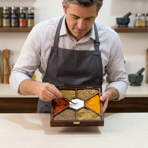 Boîte à épices en bois CH avec couvercle en verre, compartiments sculptés, design traditionnel pour le rangement en cuisine - Product Image 2