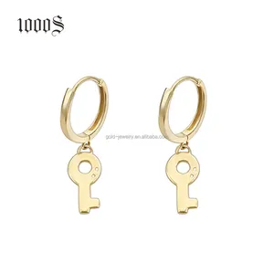Hợp Thời Trang Nhỏ Hoop Earring Charms Huggie Bông Tai Bán Buôn Drop Earrings Dangle Key Charm 14K Rắn Vàng 1 Cặp