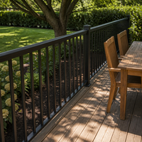 Panneaux de garde-corps en aluminium gris anthracite thermolaqués, poteaux carrés, clôture d'intimité pour balcon en bois