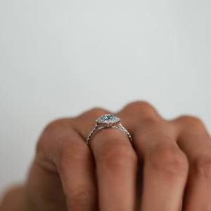 Anillo de Compromiso de Diamante Azul Premium Cultivado en Laboratorio con Corte Redondo, Diamante Certificado, Halo Elegante, Joyería de Boda - Product Image 5